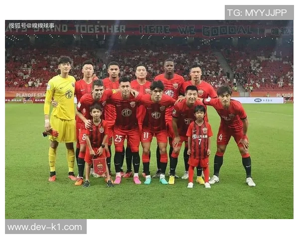 上海上港足球队奋勇争先力争冠军展现团队精神与拼搏精神的精彩赛季